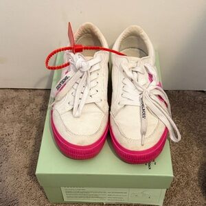 Off-White Canvas Arrow Low Vulcanized White Fuchsia Sneakers Size: 37 W